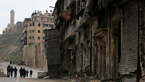 People walk past damaged shops in the Old City of Aleppo, Syria January 31, 2017. - Sputnik International