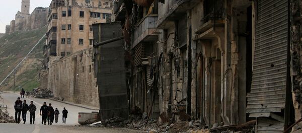 People walk past damaged shops in the Old City of Aleppo, Syria January 31, 2017. People walk past damaged shops in the Old City of Aleppo, Syria January 31, 2017. - Sputnik International