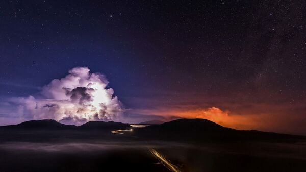 Извержение вулкана Питон-де-ла-Фурнез на острове Реюньон - Sputnik International