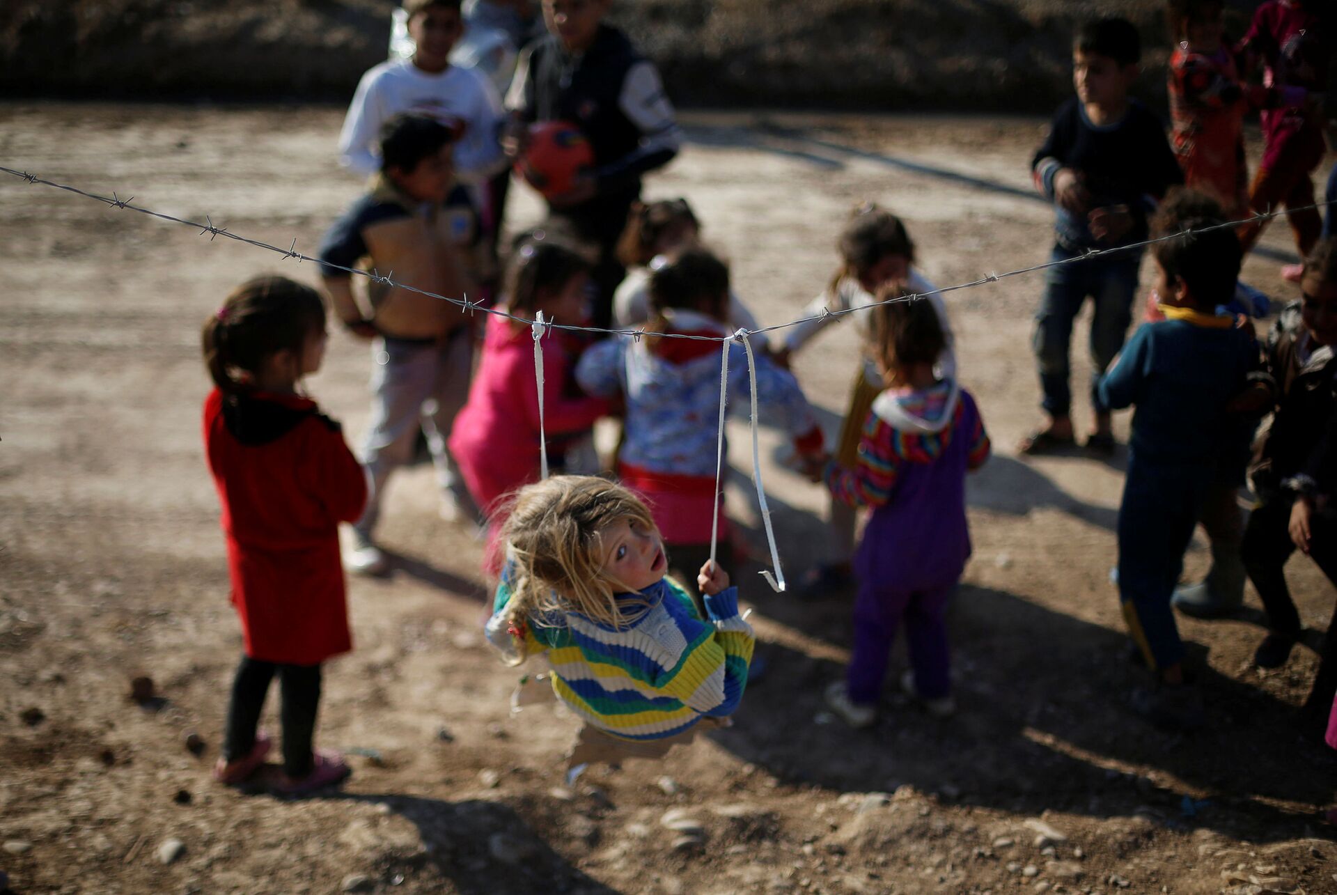 Displaced Iraqi children who fled the Daesh stronghold of Mosul with their families play at Khazer Camp, Iraq, 6 February 2017.  - Sputnik International, 1920, 31.01.2022