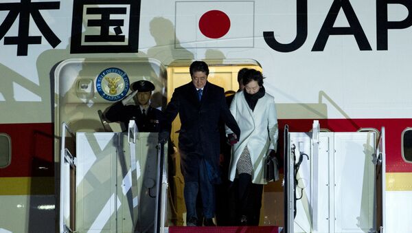 Japanese Prime Minister Shinzo Abe and his wife Akie steps off from their plane upon they arrival at Andrews Air Force Base, Md., Thursday, Feb. 9, 2017. - Sputnik International