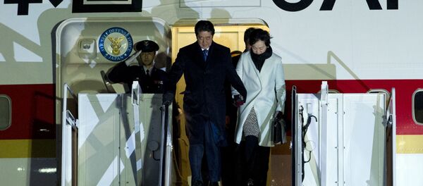 Japanese Prime Minister Shinzo Abe and his wife Akie steps off from their plane upon they arrival at Andrews Air Force Base, Md., Thursday, Feb. 9, 2017. - Sputnik International