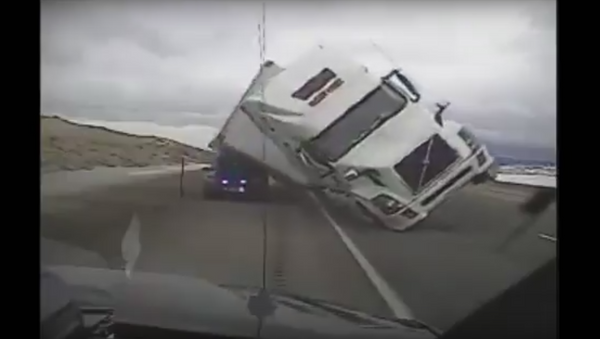 Semi-Truck Crushes Wyoming Patrol Car - Sputnik International
