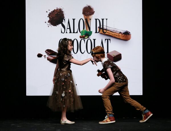 Sweet Couture: Models Parade in Chocolate Oufits at a Brussels Fair - Sputnik International