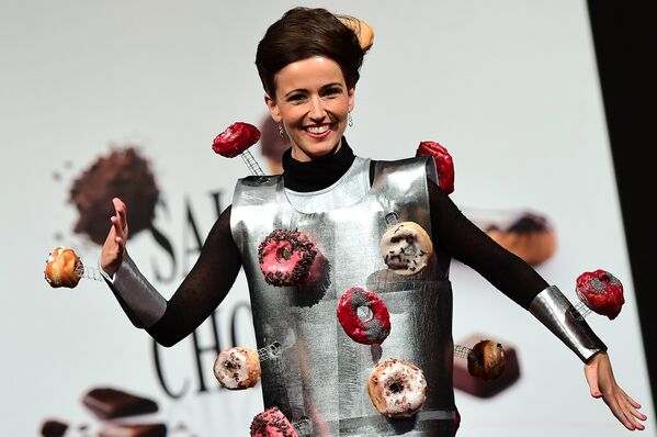 A model presents a creation made with chocolate during the gala preview of the Salon du Chocolat (Chocolate Fair) in Brussels on February 9, 2017. - Sputnik International