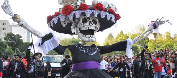 Floats depicting Catrinas and other death related characters and offerings march during the first Big Parade of the City to celebrate the Day of the Dead in Mexico City on October 29, 2016. - Sputnik International