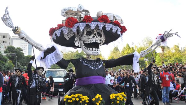 Floats depicting Catrinas and other death related characters and offerings march during the first Big Parade of the City to celebrate the Day of the Dead in Mexico City on October 29, 2016. - Sputnik International