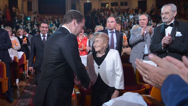 Russian President Dmitry Medvedev, foreground left, at The Calling awards ceremony honoring Russia's best doctors at the Theater of Russian Army in Moscow. (File) - Sputnik International