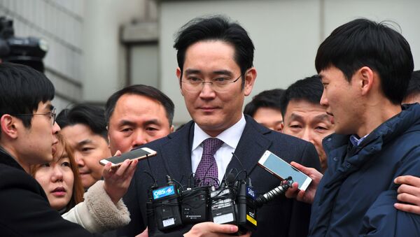 Samsung Group's heir-apparent Lee Jae-Yong (C) leaves for a waiting facility after attending a court hearing on whether he will be issued with an arrest warrant at the Seoul Central District Court in Seoul on January 18, 2017 - Sputnik International