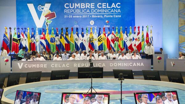 Ecuadorean President Rafael Correa is seen at screens as he speaks at the plenary session during the Fifth Summit of the Community of Latin American and Caribbean States (CELAC) in Bavaro, Dominican Republic, on January 25, 2017 - Sputnik International