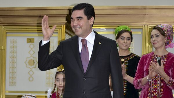 Turkmenistan President Gurbanguly Berdimuhamedov, center, greets journalists after casting his ballot at a polling station in Ashgabat, Turkmenistan, Sunday, Feb. 12, 2017 - Sputnik International
