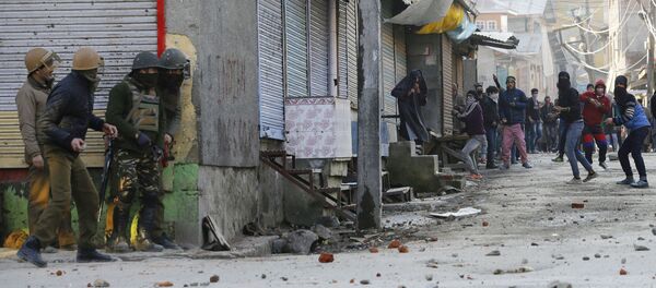Masked Indian Kashmiri protestors (R) throw stones towards Indian government forces during clashes after Friday congregation prayers against Indian rule outside the grand mosque Jamia Masjid in downtown Srinagar on February 9, 2017 Masked Indian Kashmiri protestors (R) throw stones towards Indian government forces during clashes after Friday congregation prayers against Indian rule outside the grand mosque Jamia Masjid in downtown Srinagar on February 9, 2017 - Sputnik International