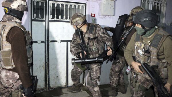 Turkish anti-terrorism police break a door during an operation to arrest people over alleged links to the Islamic State group, in Adiyaman, southeastern Turkey, early Sunday, Feb. 5, 2017 - Sputnik International