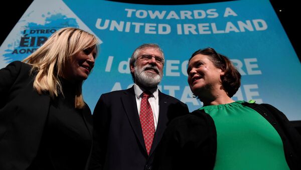 Sinn Fein's Michelle O'Neill (L), Gerry Adams and Mary Lou McDonald pose for a picture at a Sinn Fein conference on Irish Unity in Dublin, Ireland January 21, 2017 - Sputnik International