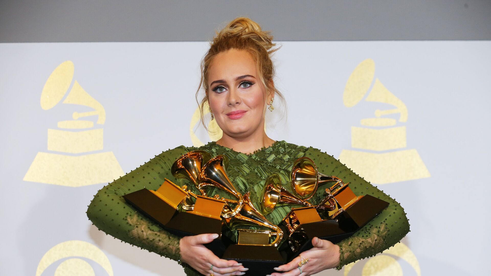 Adele holds the five Grammys she won including Record of the Year for Hello and Album of the Year for 25 during the 59th Annual Grammy Awards in Los Angeles, California, U.S. , February 12, 2017 - Sputnik International, 1920, 30.01.2022