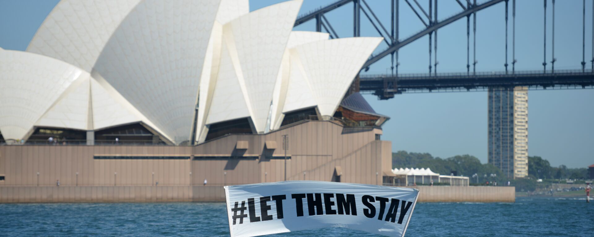 Members of the environmental group Greenpeace hold up a sign that reads #LET THEM STAY in front of the Opera House in Sydney on February 14, 2016. - Sputnik International, 1920, 13.02.2017