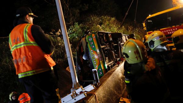 Rescuers gather around a crashed bus in Taipei, Taiwan February 13, 2017 - Sputnik International