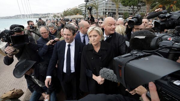 French National Front leader Marine Le Pen (C) and presidential election candidate walks on the Promenade des Anglais, in Nice, France, February 13, 2017 - Sputnik International