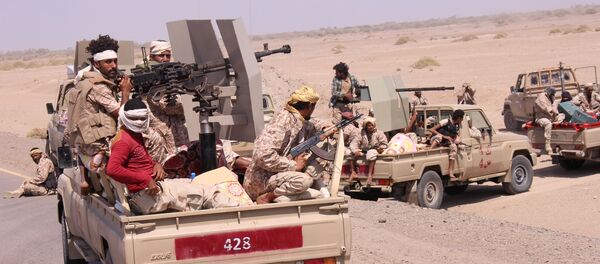Members of the Yemeni army ride on the back of military trucks near the Red Sea coast city of al-Mokha, Yemen January 23, 2017 - Sputnik International