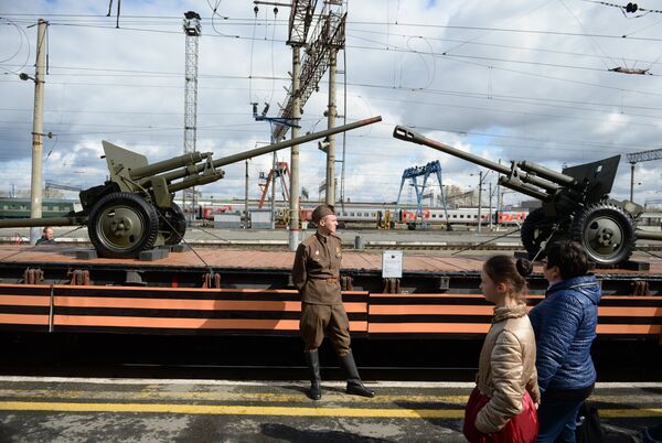 Samples of artillery weapons (left: ZiS-2 cannon, right: ZiS-3 cannon) on the open platform of the Army of Victory propaganda train, which arrived at a Yekaterinburg railway station - Sputnik International