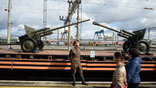 Samples of artillery weapons (left: ZiS-2 cannon, right: ZiS-3 cannon) on the open platform of the Army of Victory propaganda train, which arrived at a Yekaterinburg railway station - Sputnik International