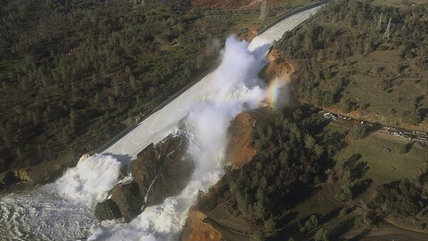 An aerial photo of the burst of California's Oroville Dam. - Sputnik International