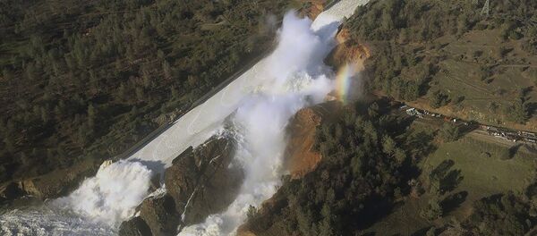 An aerial photo of the burst of California's Oroville Dam. - Sputnik International