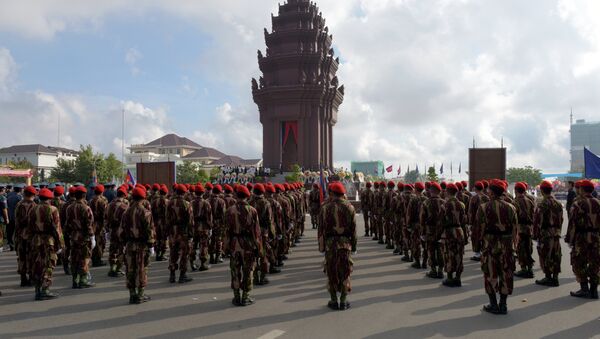 Cambodian soldiers stand in front of Independence Monument (File) - Sputnik International