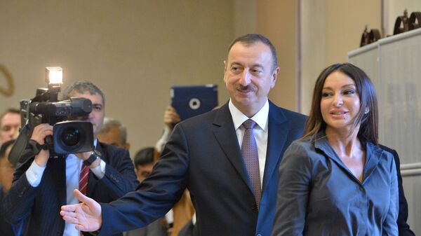 Incumbent Azerbaijani President Ilham Aliyev with his wife, Merhiban, voting at a polling station in Baku during the presidential elections - Sputnik International
