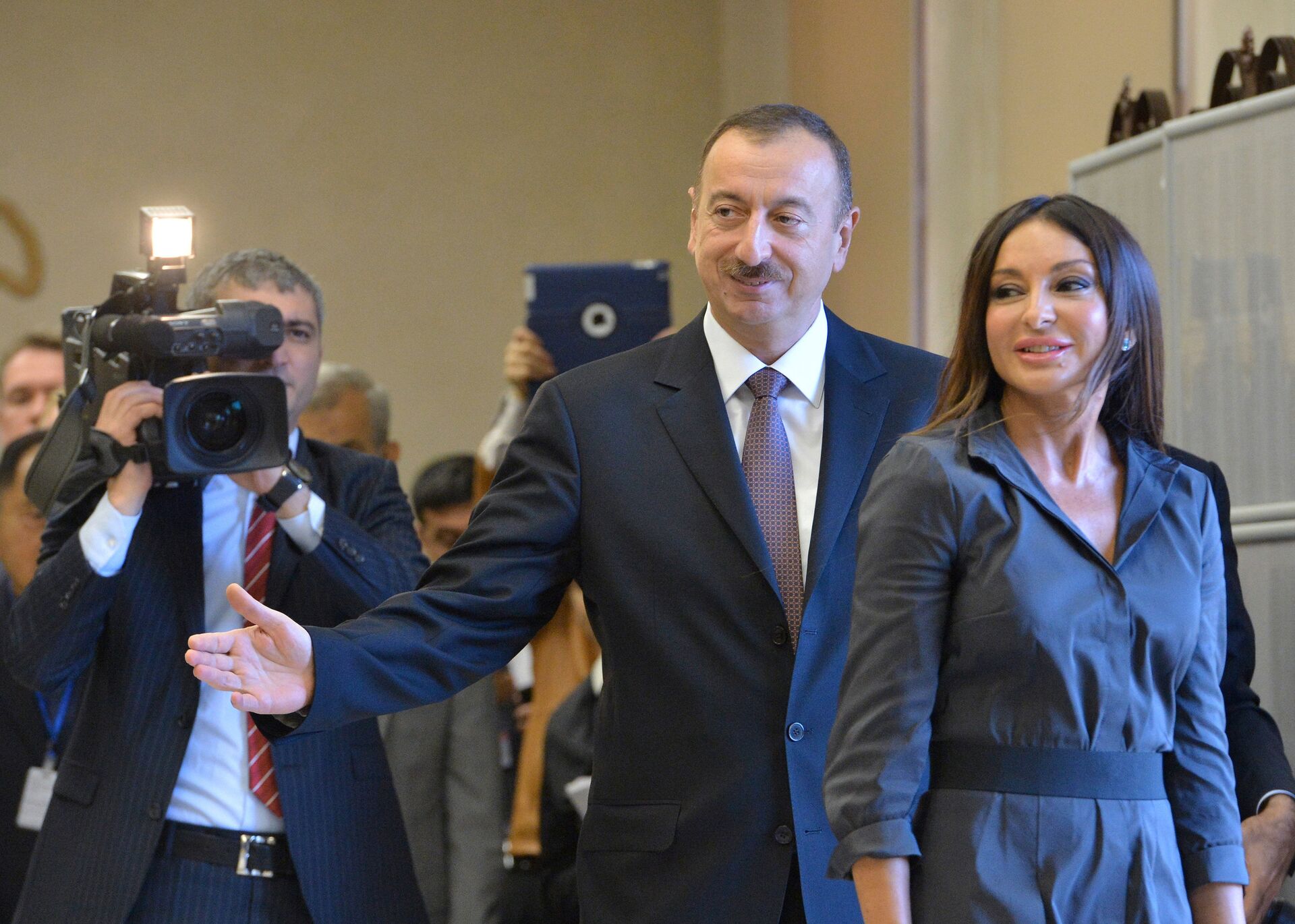 Incumbent Azerbaijani President Ilham Aliyev with his wife, Merhiban, voting at a polling station in Baku during the presidential elections - Sputnik International, 1920, 03.10.2021