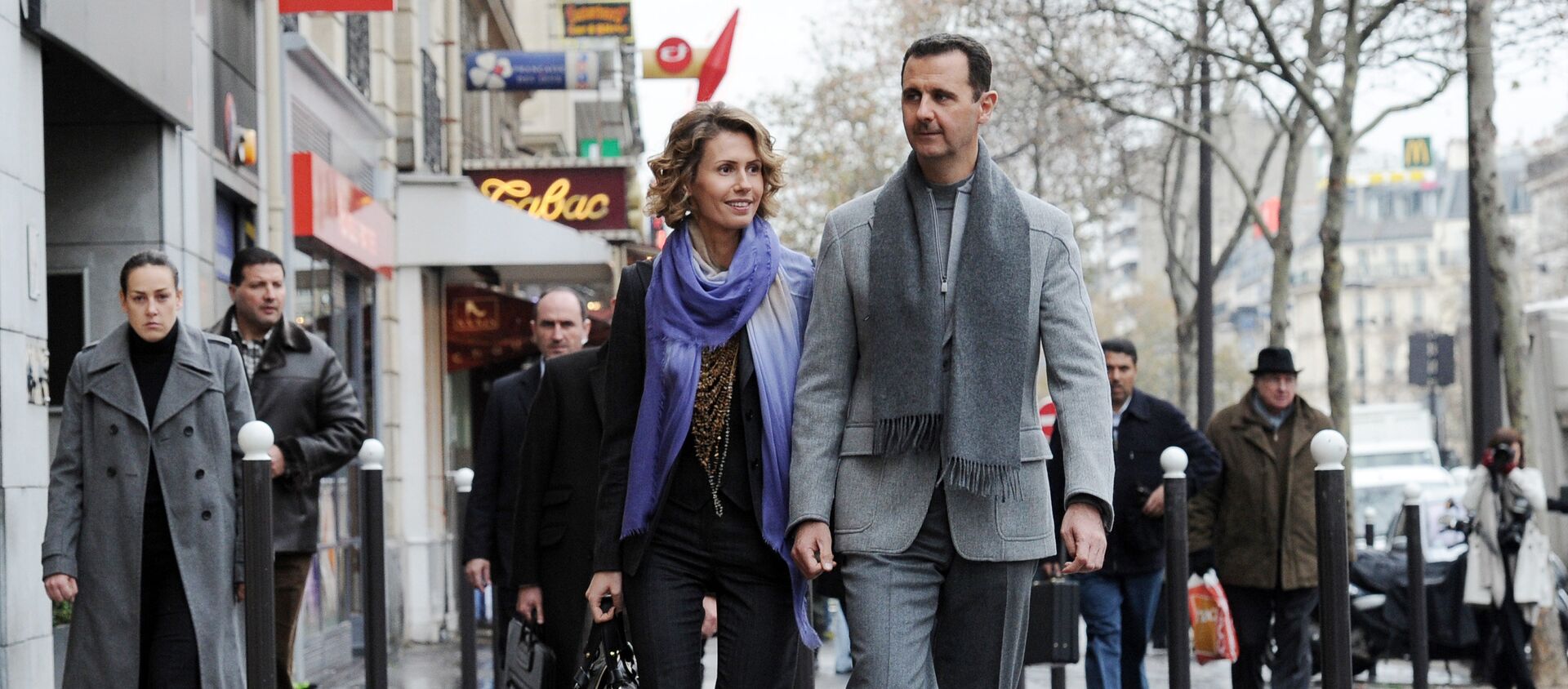 Syrian president Bashar al-Assad and his wife Asma walk in a Parisian street on 10 December 2010. - Sputnik International, 1920, 12.03.2021