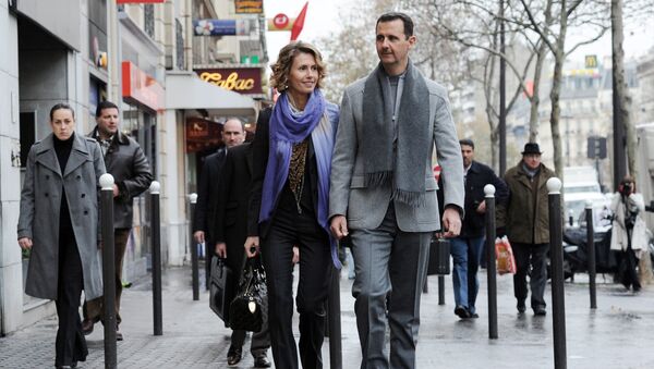 Syrian president Bashar al-Assad and his wife Asma walk in a street of Paris on December 10, 2010 - Sputnik International
