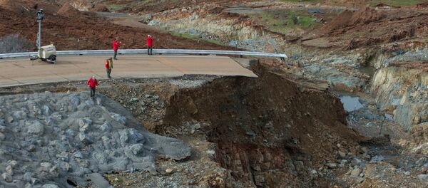 California Department of Water Resources crews inspect and evaluate the erosion just below the Lake Oroville Emergency Spillway site after lake levels receded, in Oroville, California, U.S., February 13, 2017 - Sputnik International