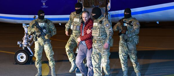 Russian-Israeli blogger Alexander Lapshin, center, who was extradited from Minsk upon Baku's request, at Heydar Aliyev International Airport Russian-Israeli blogger Alexander Lapshin, center, who was extradited from Minsk upon Baku's request, at Heydar Aliyev International Airport - Sputnik International