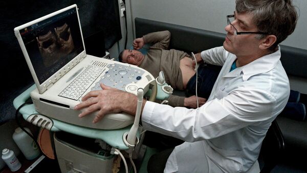 A doctor performs ultrasound scans in the ultrasound room - Sputnik International