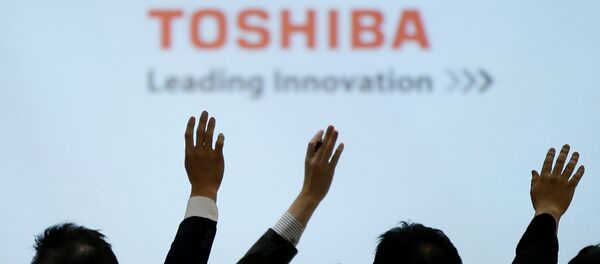 Reporters raise their hands for a question during a news conference by Toshiba Corp CEO Satoshi Tsunakawa and other senior sompany officials at the company's headquarters in Tokyo, Japan February 14, 2017. Reporters raise their hands for a question during a news conference by Toshiba Corp CEO Satoshi Tsunakawa and other senior sompany officials at the company's headquarters in Tokyo, Japan February 14, 2017. - Sputnik International