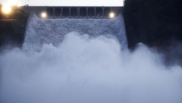 The 770-foot Oroville Dam, which sprung a leak on Sunday, February 12. - Sputnik International
