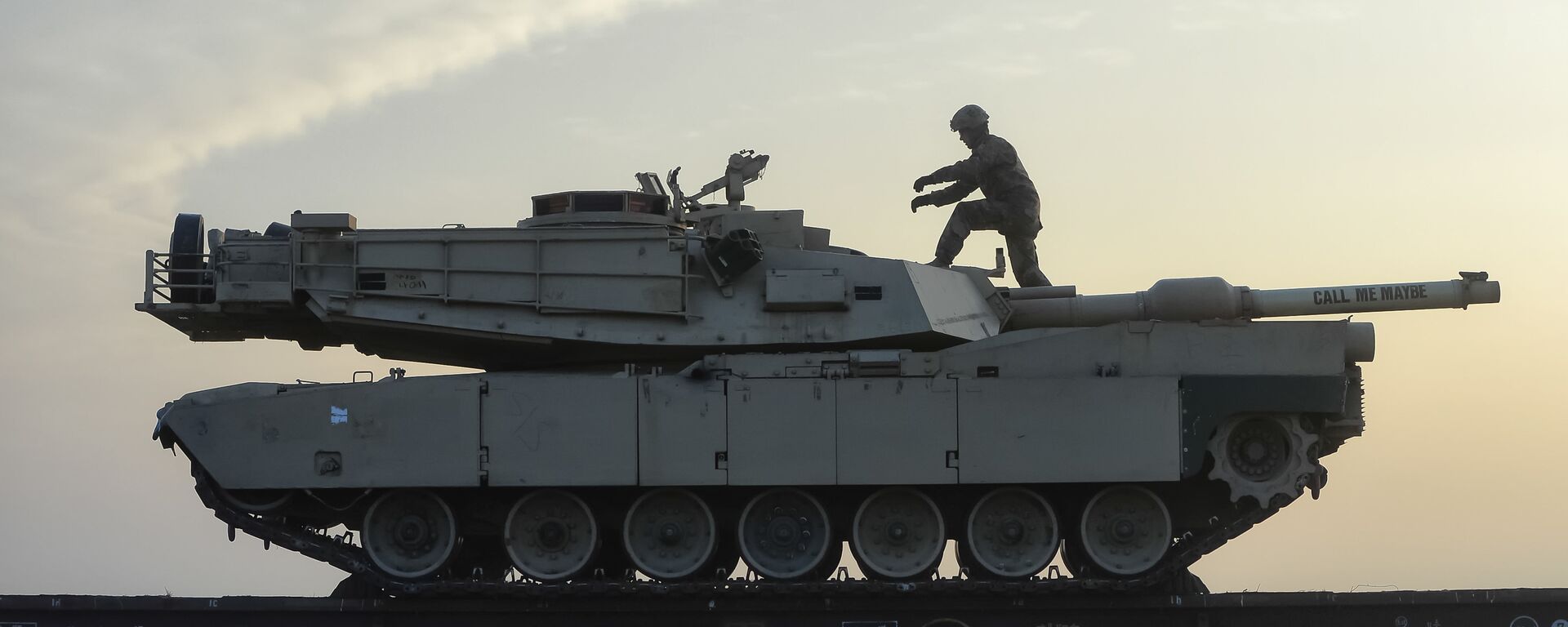 A serviceman of the Fighting Eagles 1st Battalion, 8th Infantry Regiment, walks on a tank that arrived via train to the US base in Mihail Kogalniceanu, eastern Romania, Tuesday, Feb. 14, 2017. Five hundred U.S. troops began to arrive in a Black Sea port in Romania with tanks and hardware to bolster defense in this East European NATO nation. - Sputnik International, 1920, 26.10.2022