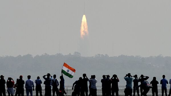 Indian onlookers watch the launch of the Indian Space Research Organisation (ISRO) Polar Satellite Launch Vehicle (PSLV-C37) at Sriharikota on Febuary 15, 2017 - Sputnik International
