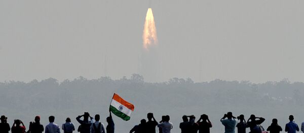 Indian onlookers watch the launch of the Indian Space Research Organisation (ISRO) Polar Satellite Launch Vehicle (PSLV-C37) at Sriharikota on Febuary 15, 2017 Indian onlookers watch the launch of the Indian Space Research Organisation (ISRO) Polar Satellite Launch Vehicle (PSLV-C37) at Sriharikota on Febuary 15, 2017 - Sputnik International