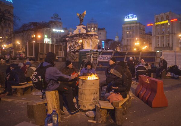 EU integration supporters warm themselves at a campfire in Kiev's Independence Square EU integration supporters warm themselves at a campfire in Kiev's Independence Square - Sputnik International