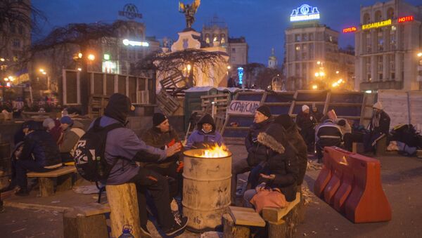 EU integration supporters warm themselves at a campfire in Kiev's Independence Square - Sputnik International