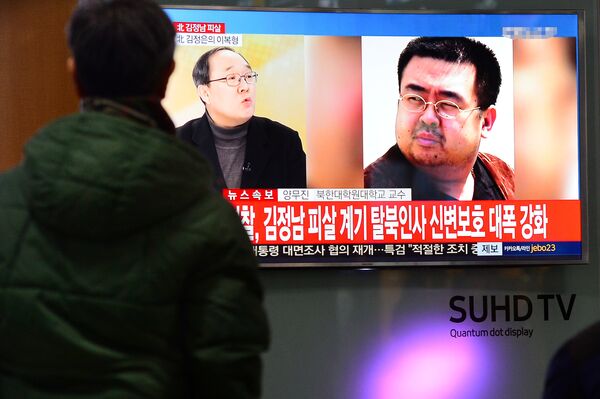 People watch a TV screen broadcasting a news report on the assassination of Kim Jong Nam, the older half brother of the North Korean leader Kim Jong Un, at a railway station in Seoul, South Korea, February 14, 2017 People watch a TV screen broadcasting a news report on the assassination of Kim Jong Nam, the older half brother of the North Korean leader Kim Jong Un, at a railway station in Seoul, South Korea, February 14, 2017 - Sputnik International