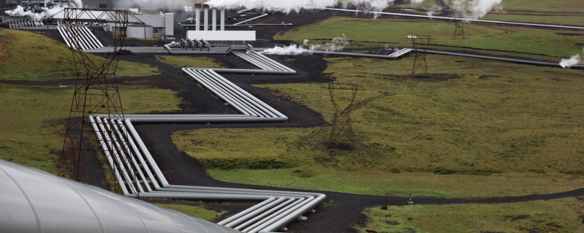 In this July 28, 2011 file photo, giant ducts carry superheated steam from within a volcanic field to the turbines at Reykjavik Energy's Hellisheidi geothermal power plant in Iceland. - Sputnik International, 1920, 29.06.2022