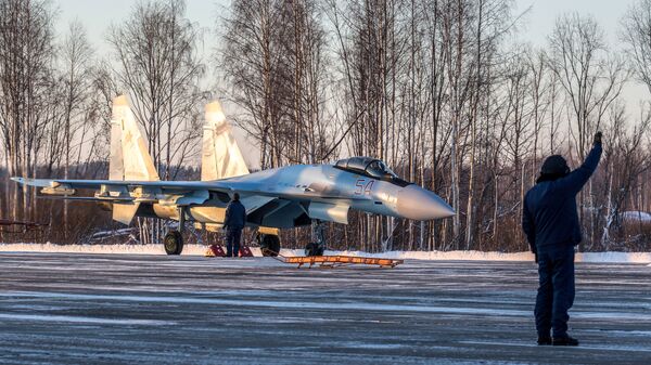 A Su-35S Super-Flanker fighter lands at the Besovets airfield in Karelia - Sputnik International