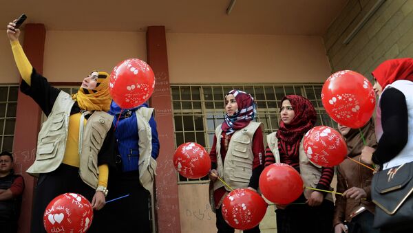 Members from the Rebirth Generation, an internet born group of Iraqi youths who are trying to revive the embattled city of Mosul, pose for a photo as they organise an event to mark Valentine's Day at a school in the eastern part of Mosul on February 14, 2017 - Sputnik International
