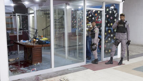 Police officers take fingerprints at a radio station after an unknown attacker killed its director, shot dead and a commentator while he was transmitting live and wounded a secretary, in San Pedro de Macoris, eastern Dominican Republic, on February 14, 2017 - Sputnik International