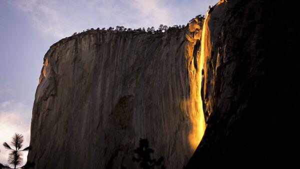 Yosemite National Park's firefall, an optical illusion that turns the water orange. - Sputnik International