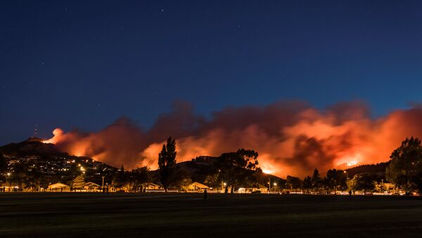 Wildfires threaten a suburb of Christchurch on New Zealand's South Island taken after sunset, February 15, 2017. Picture taken February 15, 2017. - Sputnik International