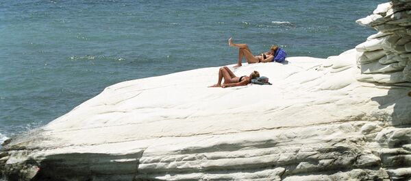 Holidaymakers on a beach in Cyprus. - Sputnik International